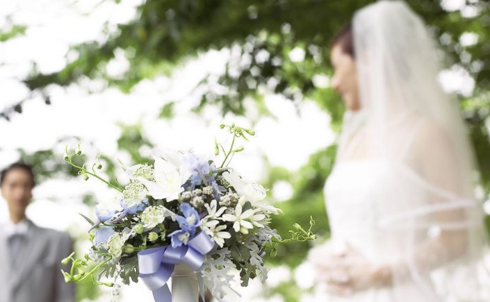 新郎拒读婚约誓词，质问新娘嫁不嫁，新娘对此是何反应？