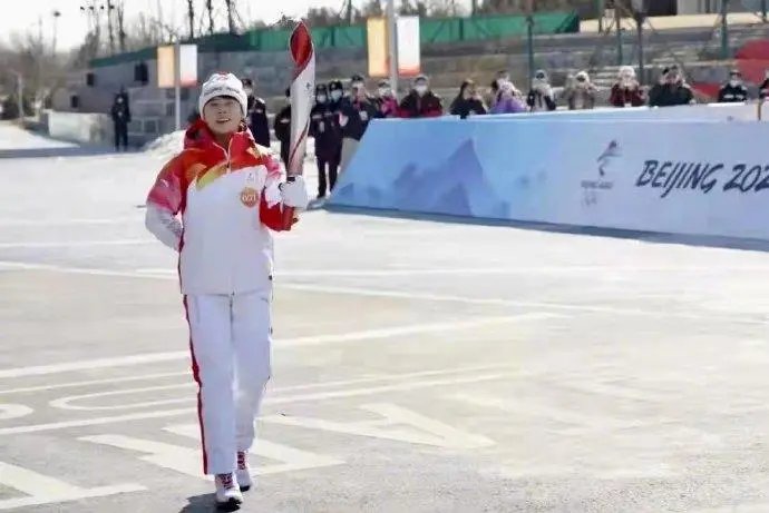 王濛再现经典背手传递火炬,现场的氛围怎么样?