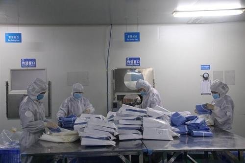 美国抗议现场鼓励孩子烧口罩,这个行为对疫情有什么影响?