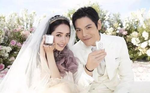 向佐发文和郭碧婷结婚一周年,为何两人迟迟没有领到结婚证?