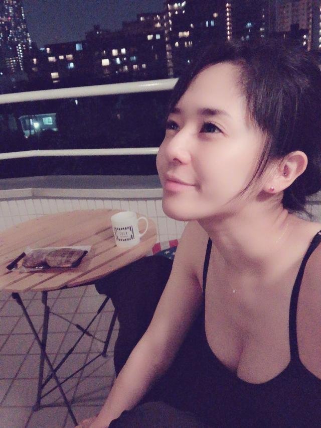 苍井空变贤妻良母，晒双胞胎儿子6个月照，老公罕露面被曝婚变，你怎么看？