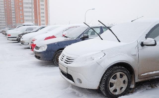 黑龙江司机用铁头功撞车窗,司机这一行为可取吗?