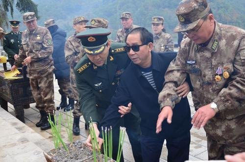 关于男子旅居国外诋毁戍边英雄被上网追逃这件事，你有何看法？