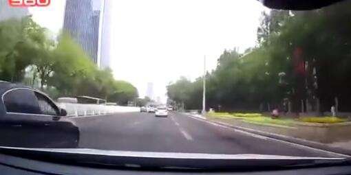 扔后车满窗饮料的男子，最后被如何处置的？