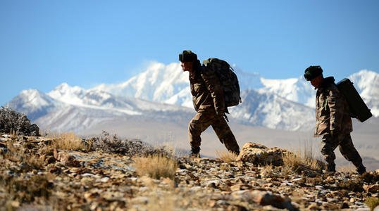 关于男子旅居国外诋毁戍边英雄被上网追逃这件事，你有何看法？