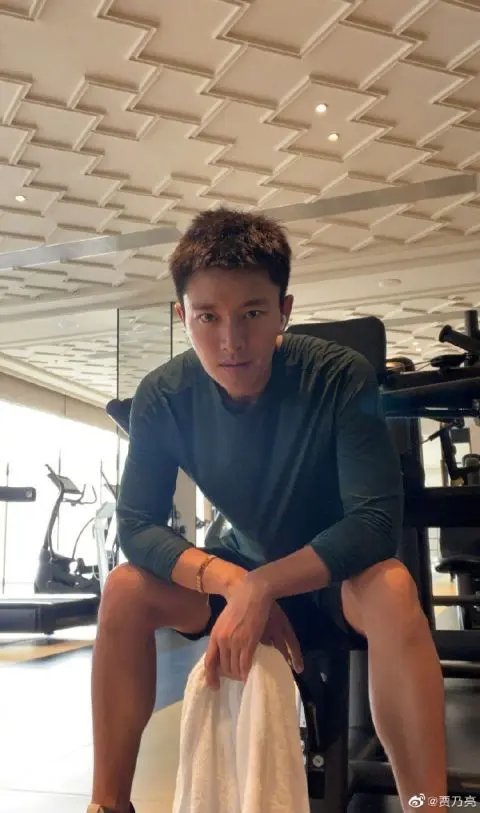 贾乃亮晒怼脸理发照，自曝半个小时没动弹，他的状态如何？