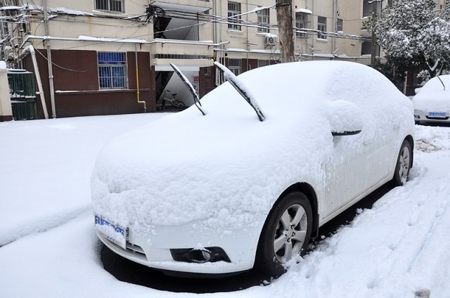 黑龙江司机用铁头功撞车窗,司机这一行为可取吗?