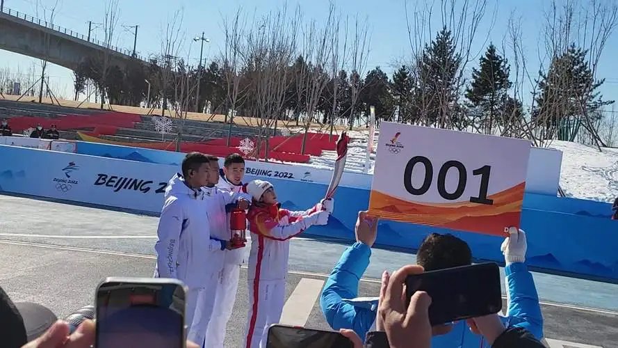 王濛再现经典背手传递火炬,现场的氛围怎么样?