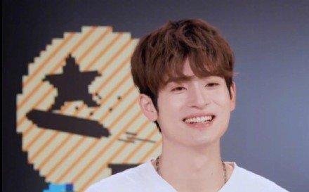 力丸的时尚大片也太野太欲了吧，这样的他和台下的他区别有多大？