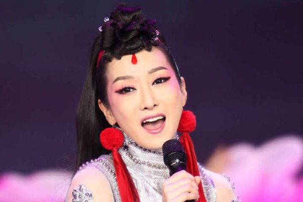 萨顶顶和周鹏是不是同一个人？还有她的简历？