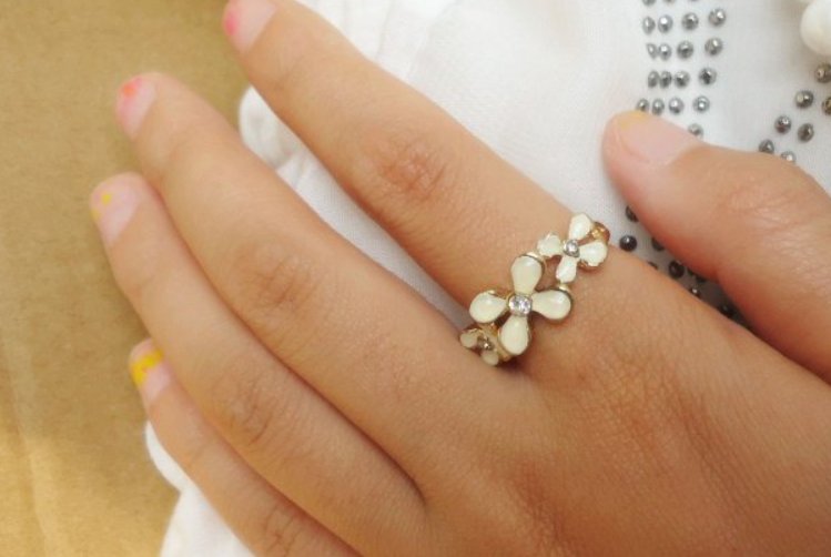 女孩左手食指 戴戒指代表什么意思啊！