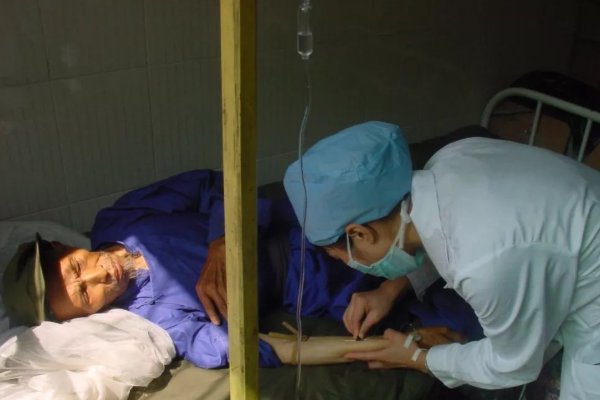 求一张打吊针的图片