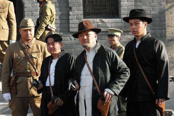 二战时期，日军在扔手雷前为何先要往头盔上敲一下？