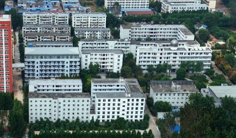 阜阳城郊中学和阜阳成效中学是不是一个类型的，相隔远不远？