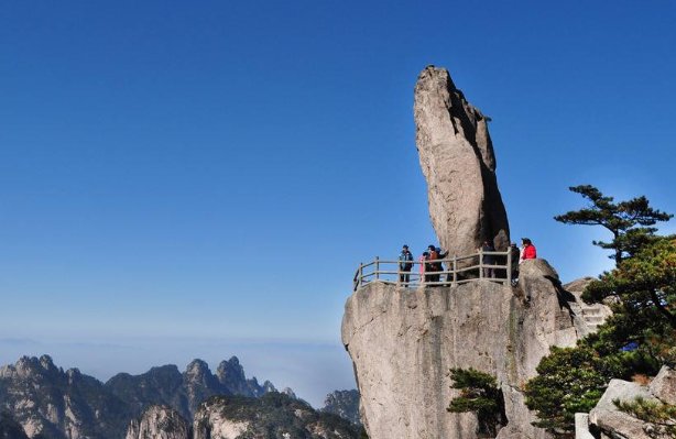 飞来峰上千寻塔，闻说鸡鸣见日升。全意思