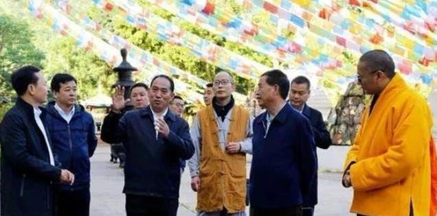 宗教团体和宗教事务不受什么支配