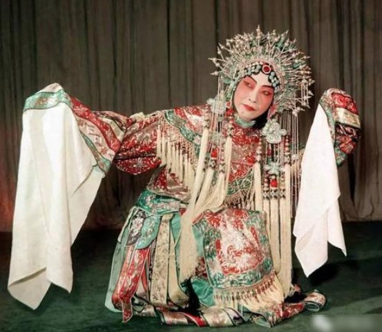 说说梅兰芳用了哪些办法拒绝为日本人演戏，在这个过程中经历了哪些危险和困难？