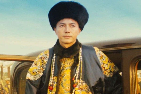 乾隆七世孙被查明另外一身份是美国诺贝尔医学研究院博士，居然身着龙袍祭祖，怎么会这样？