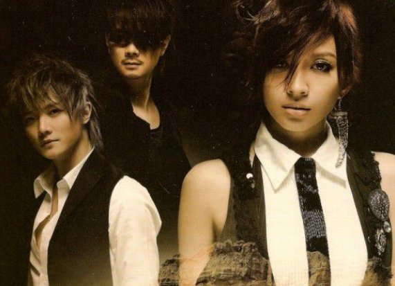 歌词：是谁的情啊，孤单的留下