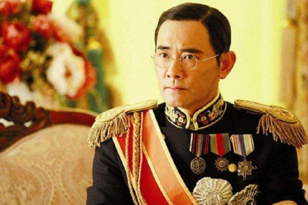 乾隆七世孙被查明另外一身份是美国诺贝尔医学研究院博士，居然身着龙袍祭祖，怎么会这样？