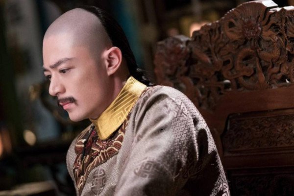 乾隆七世孙被查明另外一身份是美国诺贝尔医学研究院博士，居然身着龙袍祭祖，怎么会这样？