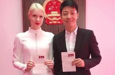 撒贝宁妻子李白年龄是多少？