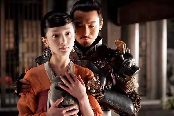 电影《夜宴》里的皇后是被谁杀死的？