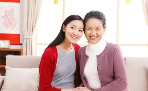 女子因丈夫早逝再嫁，前公婆待其如女儿！他们为何能相处的这么好？