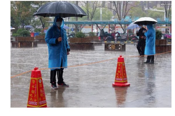 上海下雨天,大白队伍走出“上朝”气势,身穿防护服的他们行动有多不便?