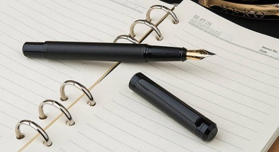 谜语:自己是个哑巴，却替别人说话，闲时带帽休息，说话口中哗哗。谜底是什么，说出原由？