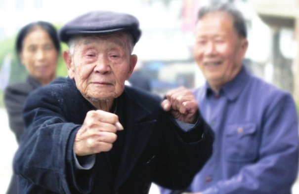 女儿将老母亲搬到车上住，称＂我妈住车里是享受＂。你认为要如何处责这些不履行赡养义务的人？