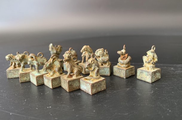 帮狗吃食形容什么动物