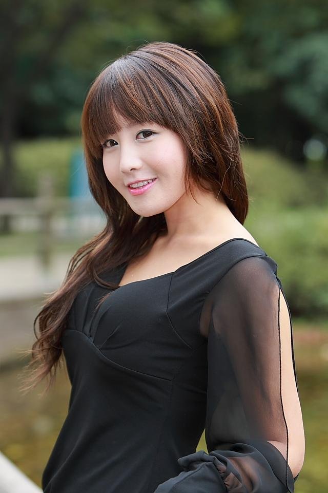 图片中右边的女生叫什么名字