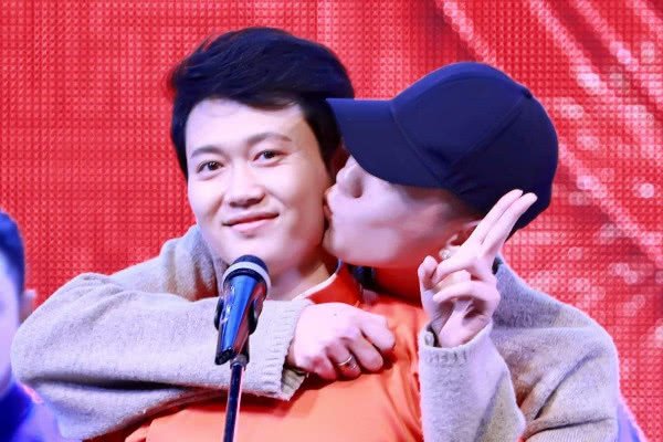 秦霄贤在综艺中弯腰被孟鹤堂踢,他们之间的关系怎么样