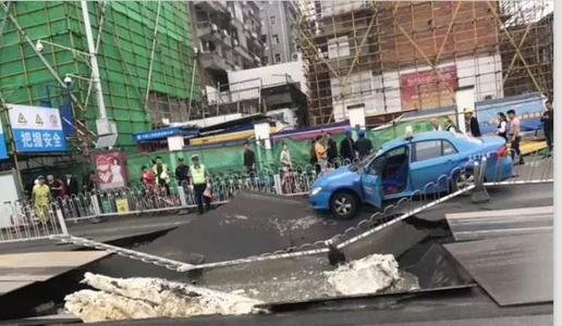 江西塌楼亲历者:丈夫用梯子救妻儿，当时现场的情况如何？