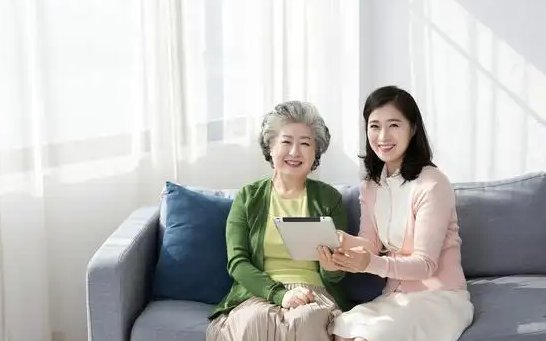 女子因丈夫早逝再嫁，前公婆待其如女儿！他们为何能相处的这么好？