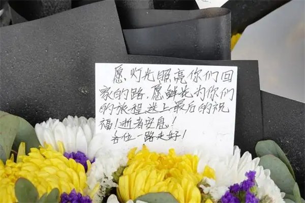 广西藤县花店老板卡片悼词写到泪目，上面承载了全国网友怎样的心意？
