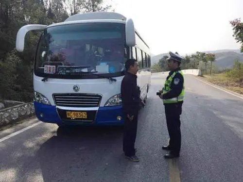 湖南交警查获一客车核载19人实载40人，司机违法了哪些相关规定？