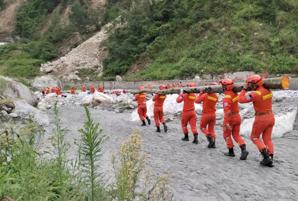 震中村支书：震后第一夜杀了头猪充饥！目前灾民得到了怎样的安置？