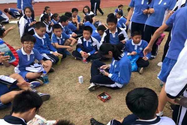 初中女生喊疼男生越往里寨游戏的内容