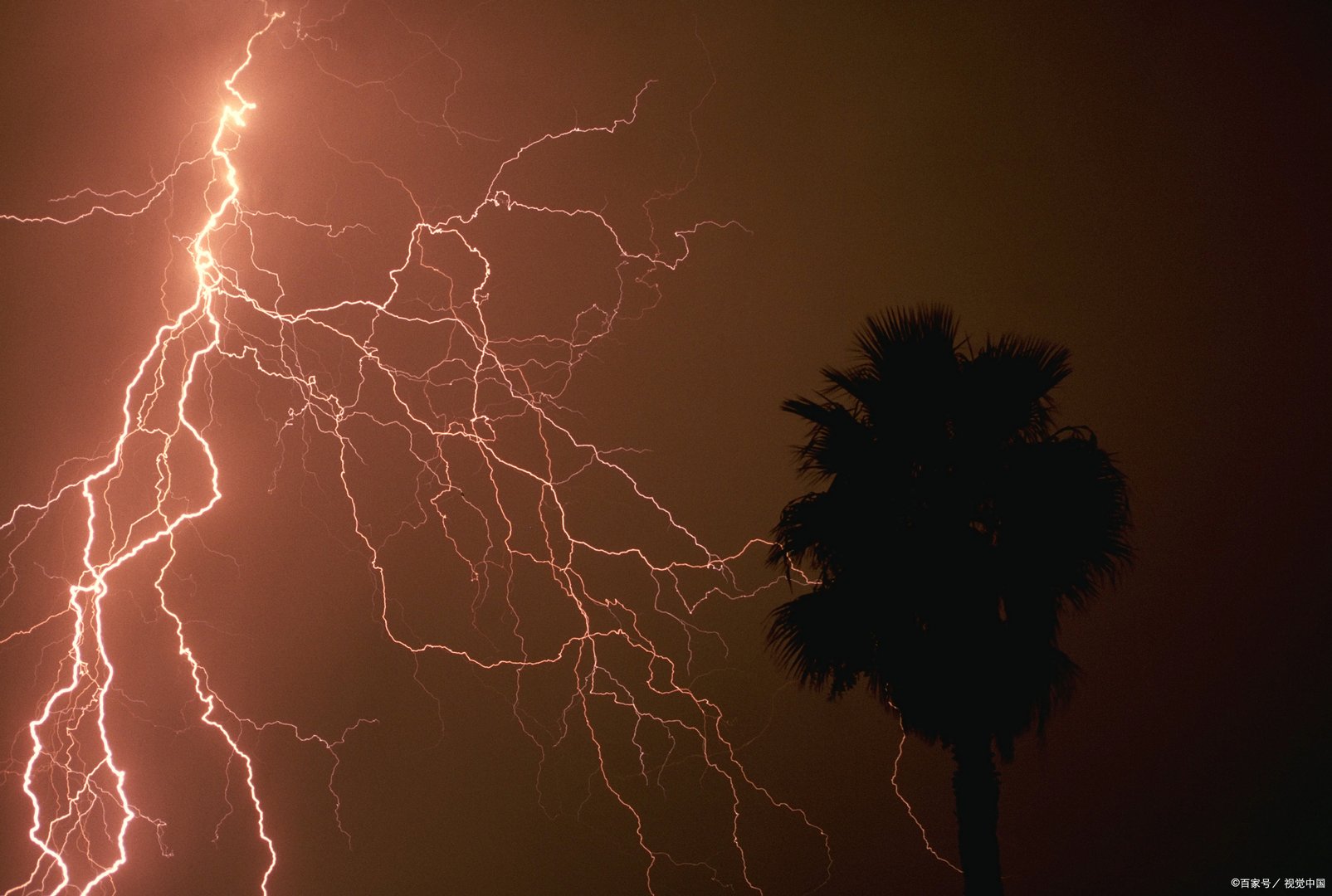 重庆多地暴雨，超市积水齐腰，这对当地居民们的生活有何影响？