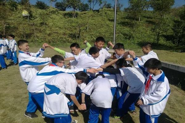 初中女生喊疼男生越往里寨游戏的内容