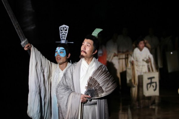 诸葛亮只有在哪出戏中才会有抖袖的身段表演