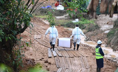 救援人员穿防护服泥泞中搜寻，这些泥泞道上的铺路者有多不易？