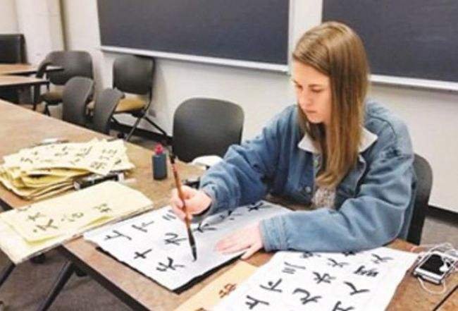 口吃的外国女孩迷上中国自学汉语,她当初是如何接触到中国文化的?
