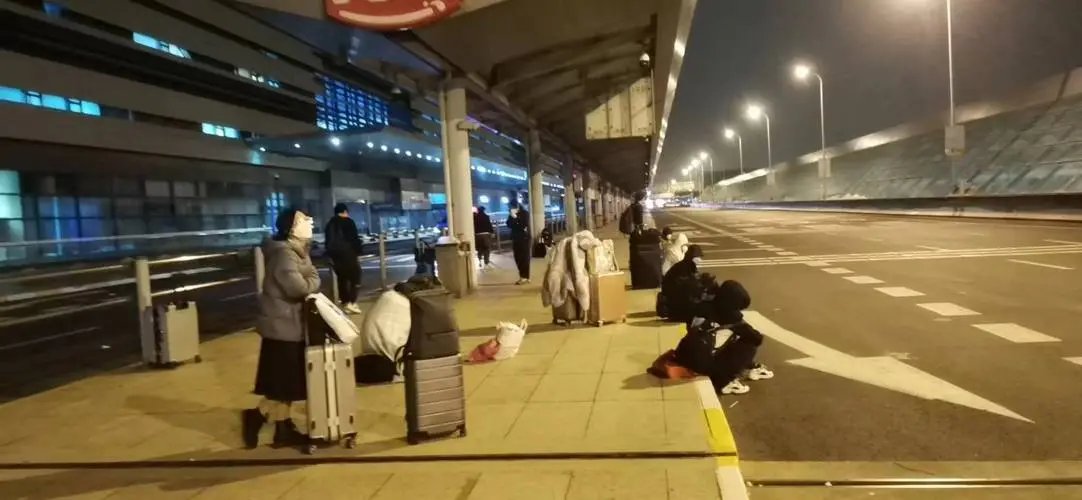 滞留在上海虹桥站的人：只想回家，何时才能满足他们的愿望？