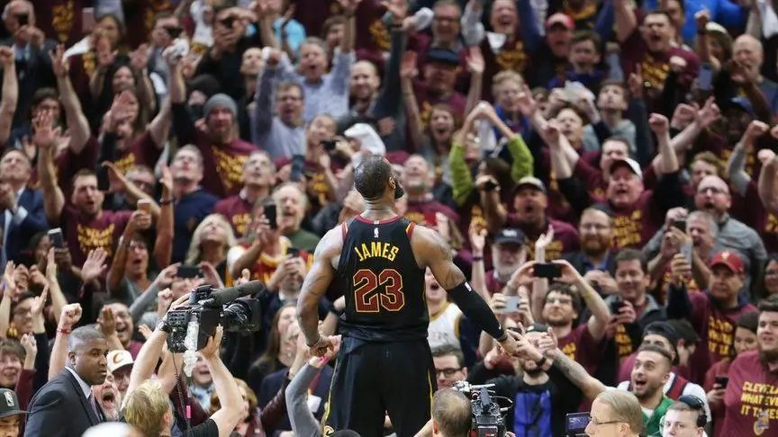 詹姆斯晒自己抢七大战数据,给自己打100分,业内人士对此是如何解读的?