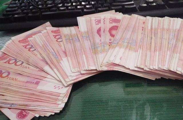 佛山路边一草丛竟藏大额现金,这笔钱到底有哪儿来的?