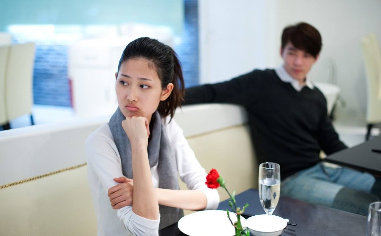 情夫想在车内强行发生关系,女子情急之下杀死情夫,女方属于正当防卫吗?