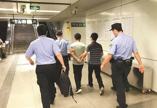 上海地铁男子酒后随地小便并持棍追逐乘客,被行拘!此男子会被如何处罚?